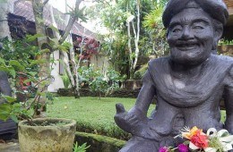 smiling-statue-bali.jpg